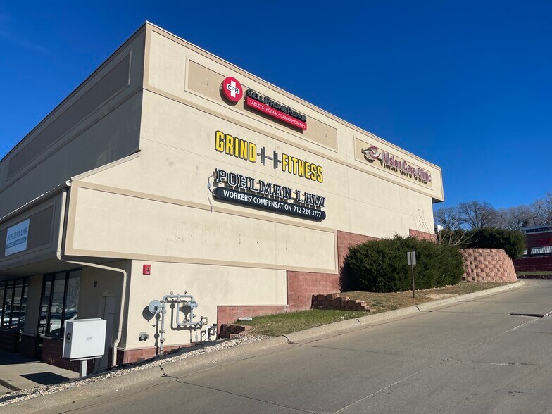 More Photos Of 1901 Hamilton Blvd, Sioux City Storefront For Lease