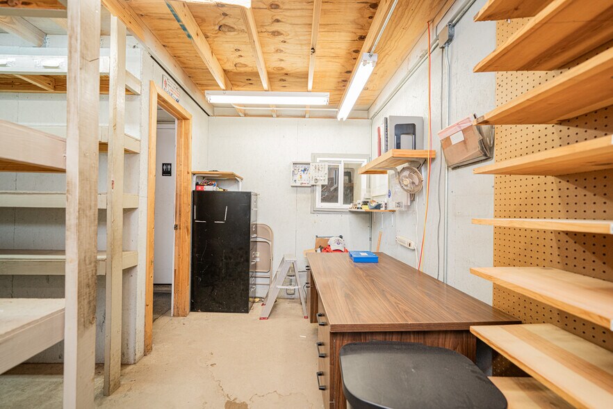 More Photos Of 118 Industrial Blvd, Kilgore Flex For Lease