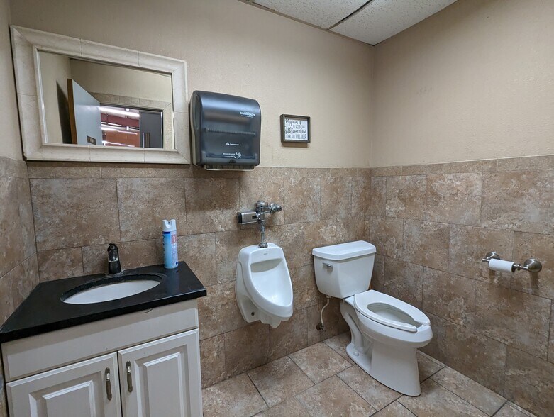 More Photos Of 714 E 2nd St, Odessa Flex For Lease