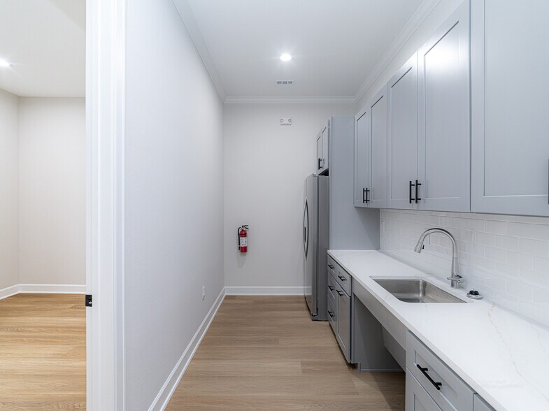 More Photos Of 1325 Main St, Katy Office Residential For Sale