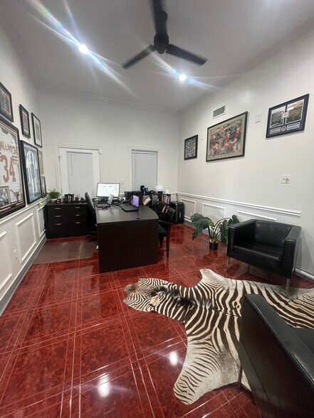 More Photos Of 1722 N Hall St, Dallas Storefront Retail Office For Lease