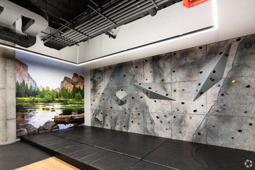 More Photos Of 25 Kent Ave, Brooklyn Office For Lease