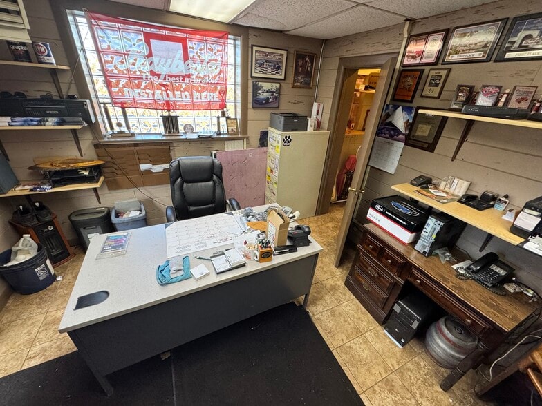 More Photos Of 1101 Niagara St, Waukesha Auto Repair For Sale