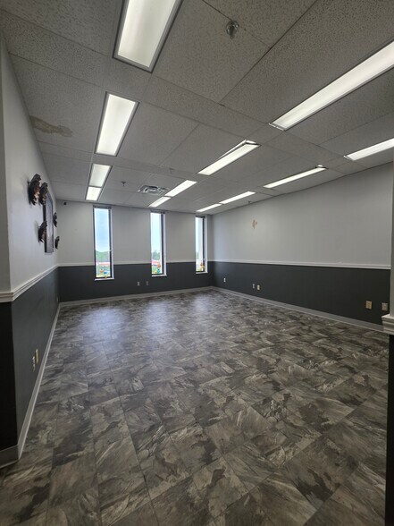 More Photos Of 2700 E Dublin Granville Rd, Columbus Office For Lease