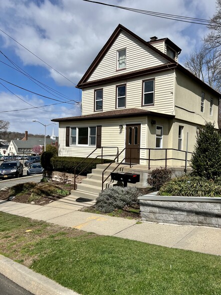 Primary Photo Of 51 Elm St, Huntington Office Residential For Lease