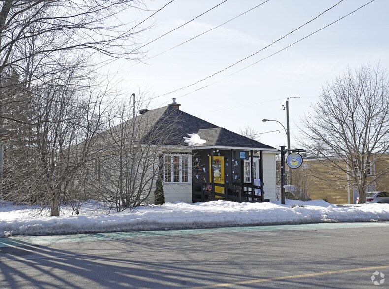 More Photos Of 40 Boul Grand, L'Île-Perrot General Retail For Lease