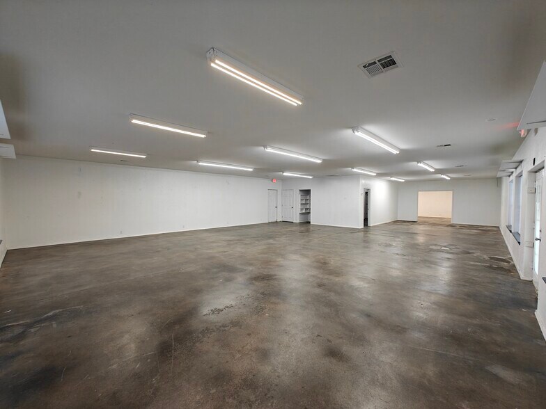 More Photos Of 430 N Brent Ln, West Siloam Springs General Retail For Lease