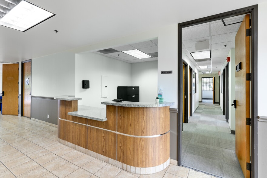 More Photos Of 1327 Del Norte Rd, Camarillo Medical For Lease