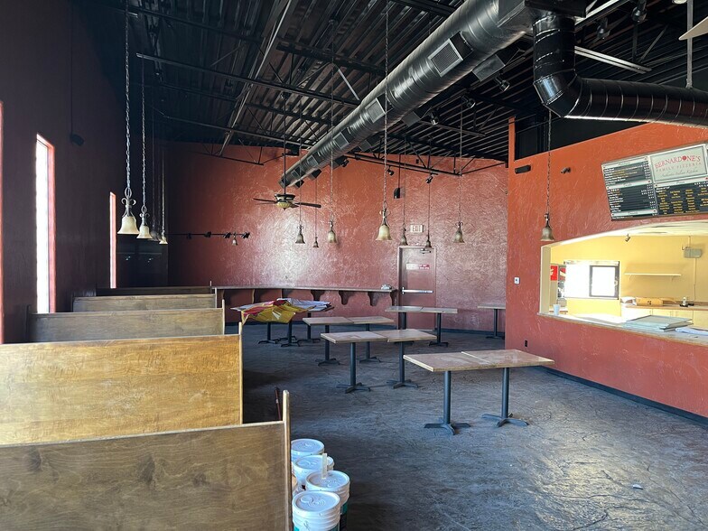 More Photos Of 933 W Main St, Farmington Restaurant For Lease
