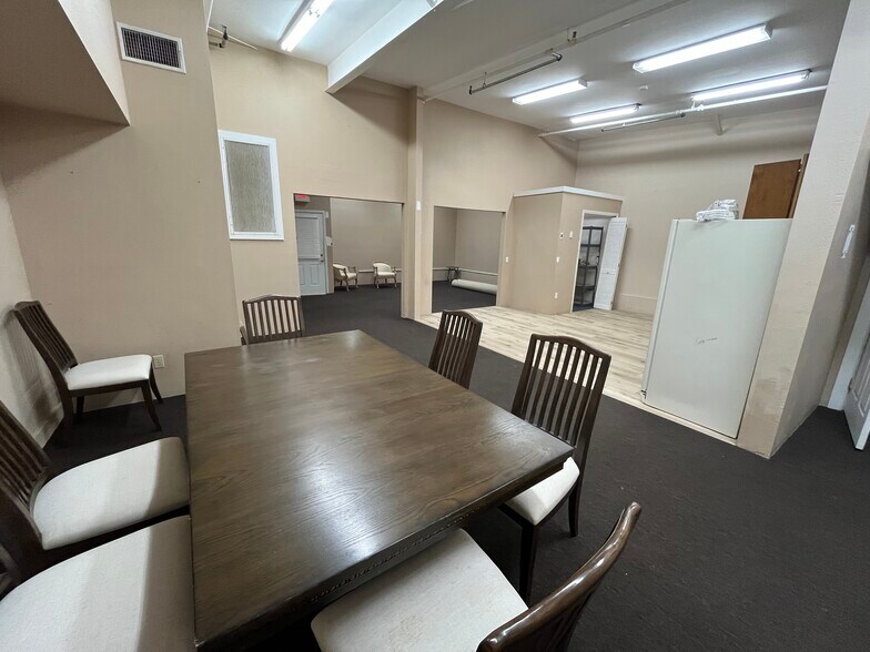 More Photos Of 12155 Metro Pky, Fort Myers Showroom For Lease