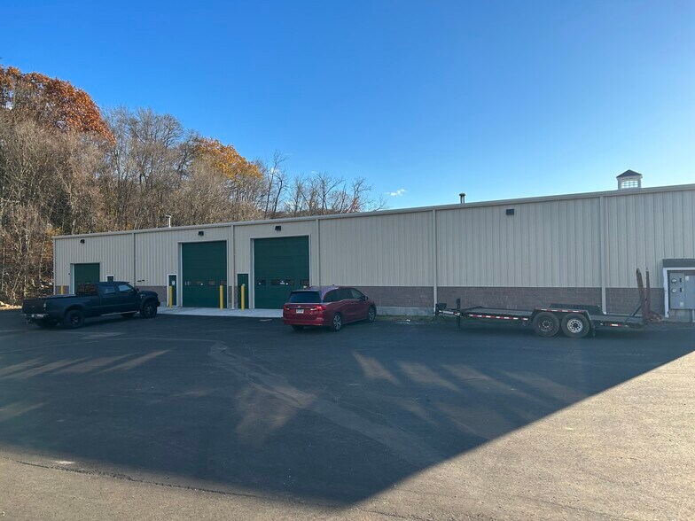 More Photos Of 21 Skinner St, East Hampton Industrial For Lease