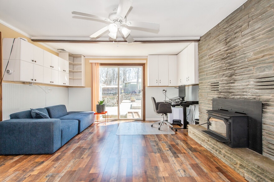 More Photos Of 8 Stonehedge Ln, Byram Township Veterinarian Kennel For Sale