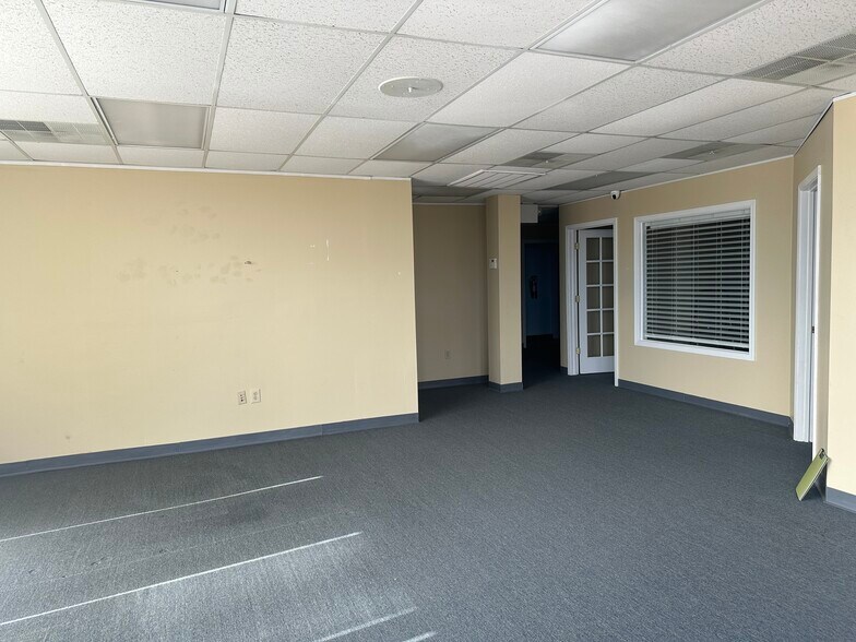 More Photos Of 26 Orchard Park Dr, Greenville Office For Lease