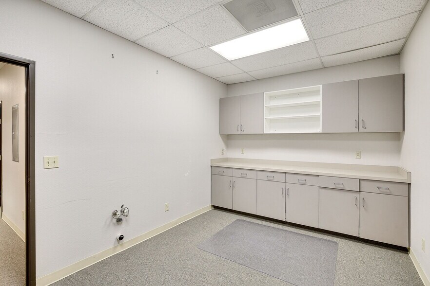 More Photos Of 250 W Main St, Woodland Office For Lease