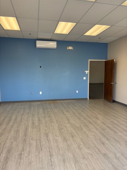 More Photos Of 8229 Narcoossee Park Dr, Orlando Showroom For Lease