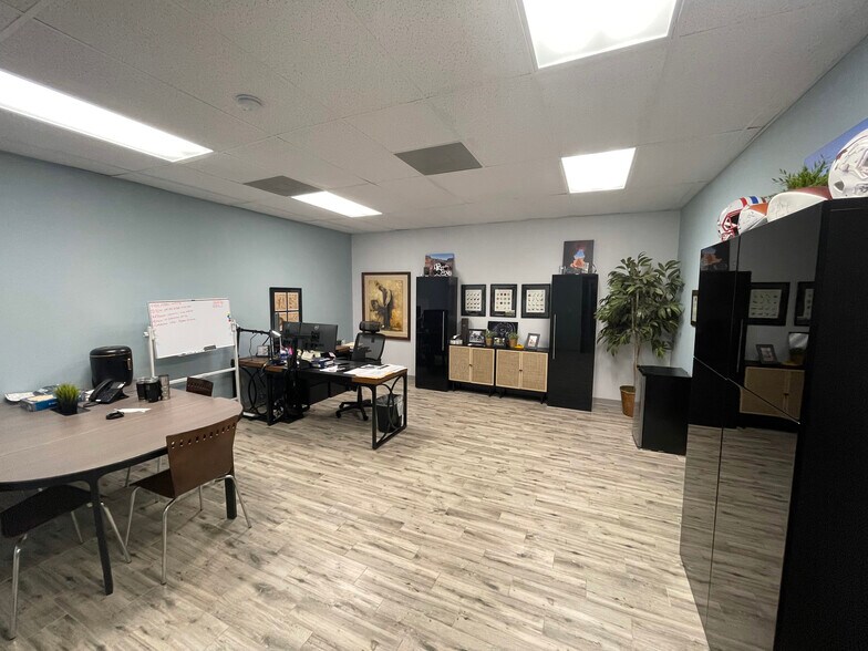 More Photos Of 9434 Katy Fwy, Houston Research And Development For Lease