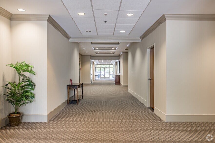 More Photos Of 320 W Lanier Ave, Fayetteville Office For Lease