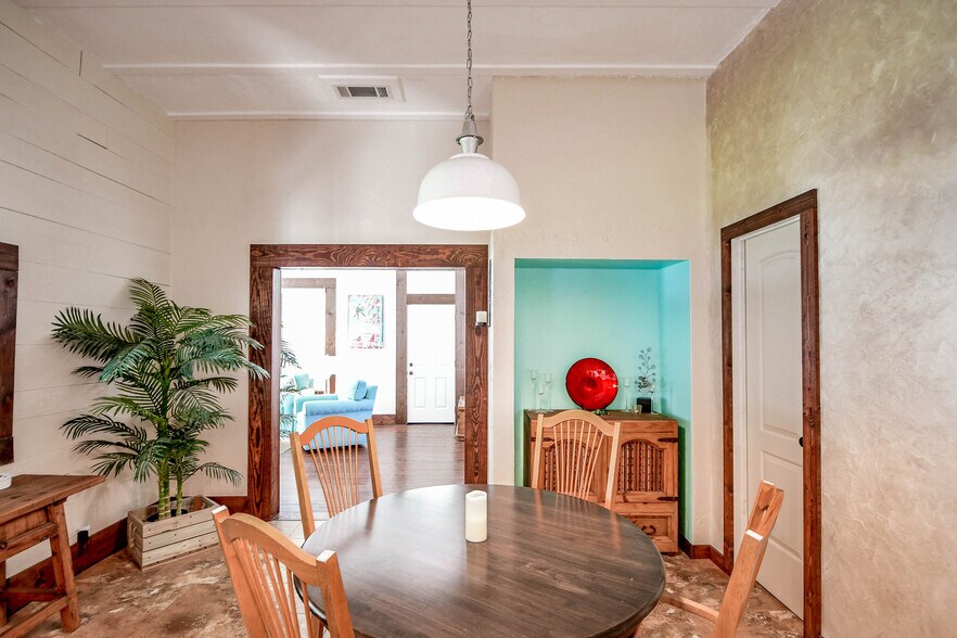 More Photos Of 512 N Travis St, Granbury Hospitality For Sale