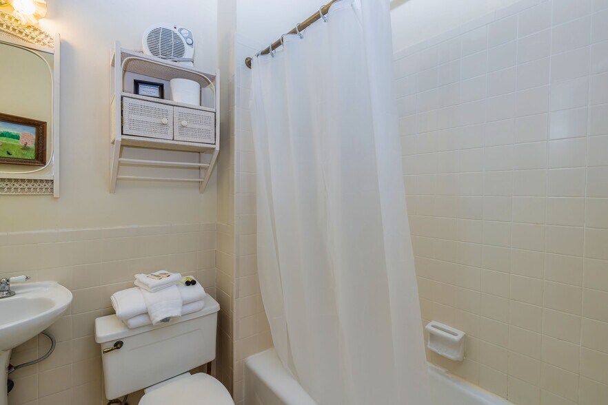 More Photos Of 252 Seavy St, Senoia Hospitality For Sale