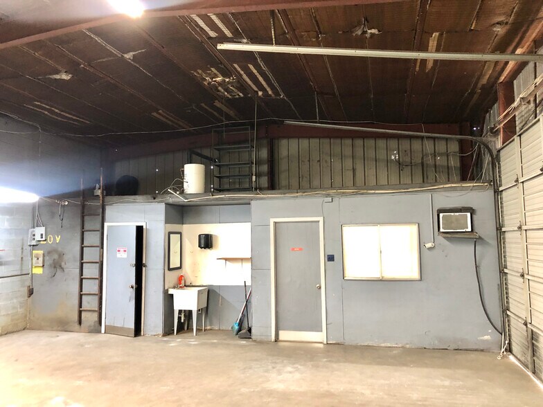 More Photos Of 2641 Delaware Ave, Kenner Service For Lease