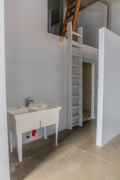 More Photos Of 351 W 131st St, Los Angeles Warehouse For Lease