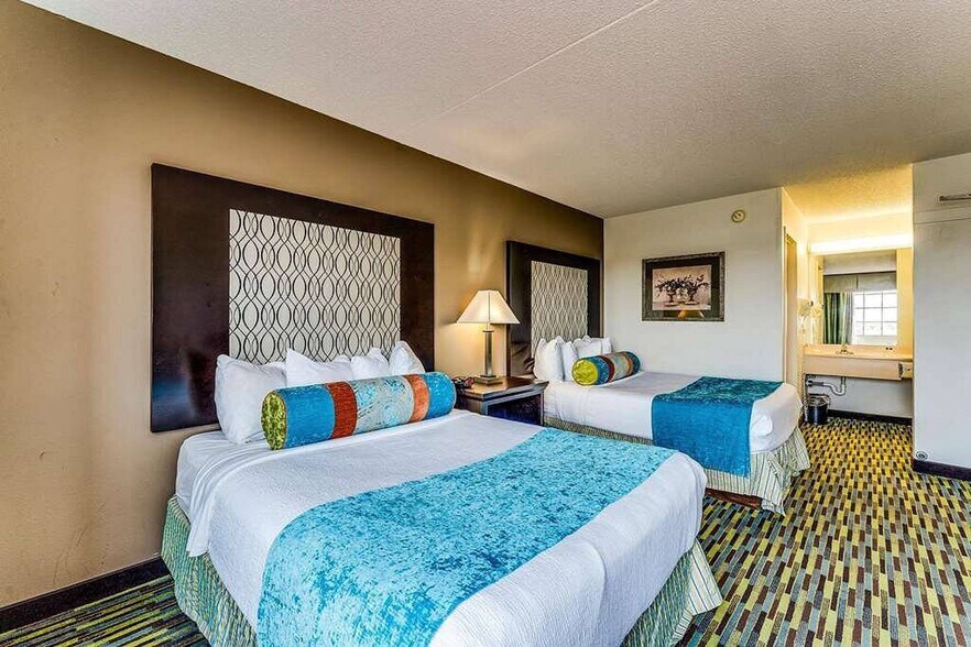 More Photos Of 221 E Kellogg St, Wichita Hotel For Sale