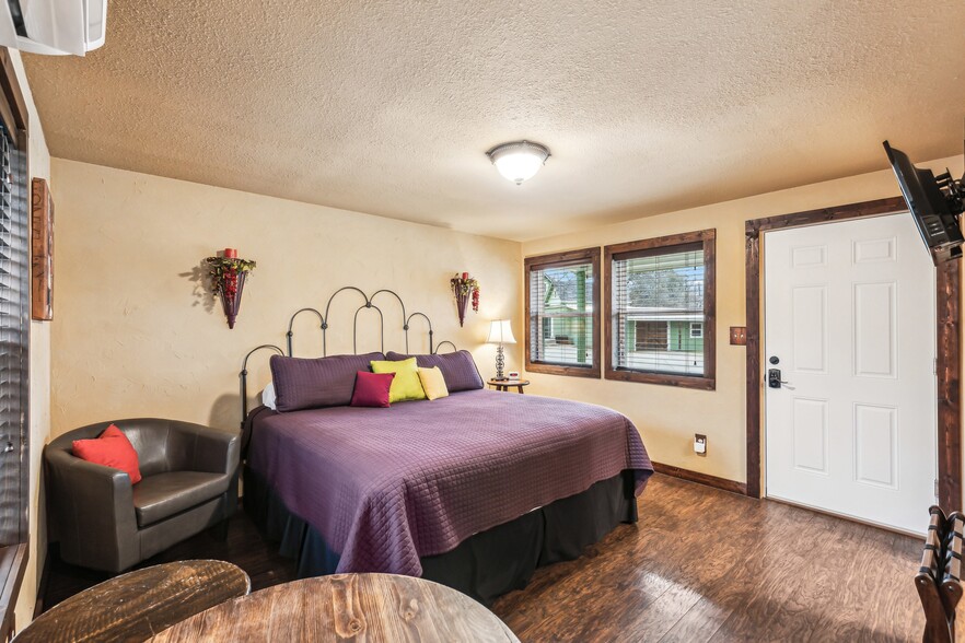 More Photos Of 512 N Travis St, Granbury Hospitality For Sale