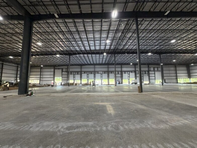 More Photos Of 5177 Corporate Woods Dr, Kalamazoo Distribution For Lease