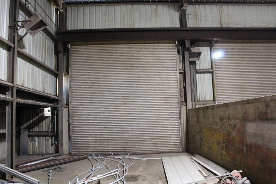 More Photos Of 507 48th St, Woodward Warehouse For Sale