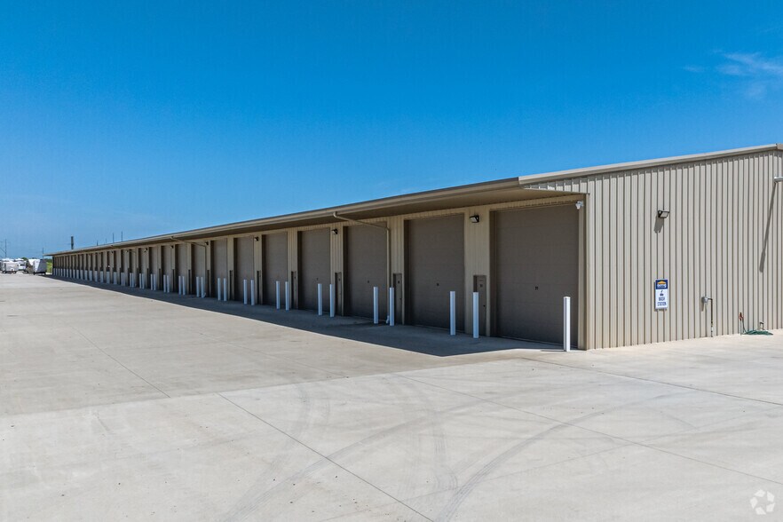 More Photos Of 14600 N US Highway 169, Smithville Self Storage For Lease