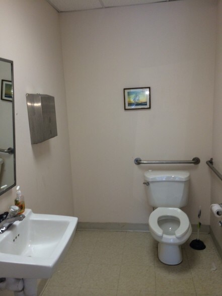 More Photos Of 215 E Laurel Rd, Stratford Medical For Sale