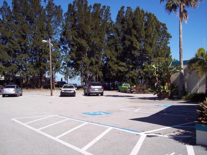 More Photos Of 2425 Pineapple Ave, Melbourne Office For Lease