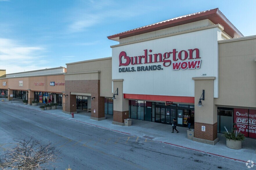 More Photos Of 950 Winston Plz, Melrose Park Supermarket For Lease