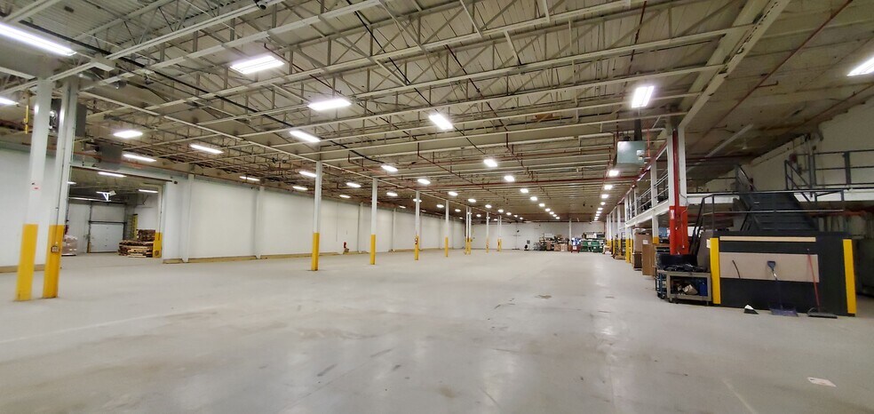 More Photos Of 2695 Av Dollard, Montréal Warehouse For Sale