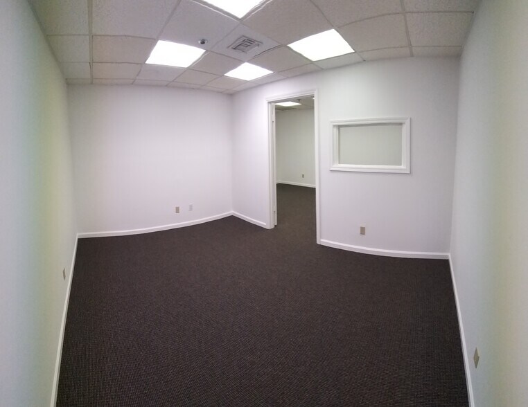 More Photos Of 11320 Fortune Cir, Wellington Warehouse For Lease