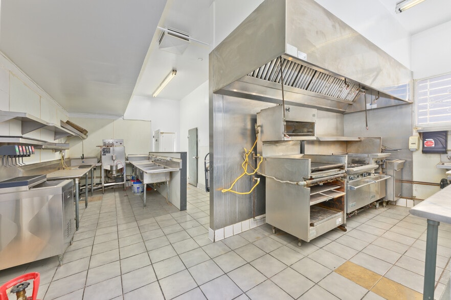 More Photos Of 2330 N Palm Canyon Dr, Palm Springs Hotel For Sale