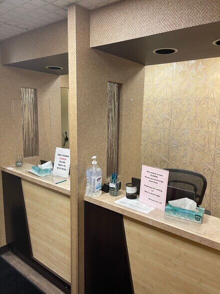 More Photos Of 355-385 W Northwest Hwy, Palatine General Retail For Sale