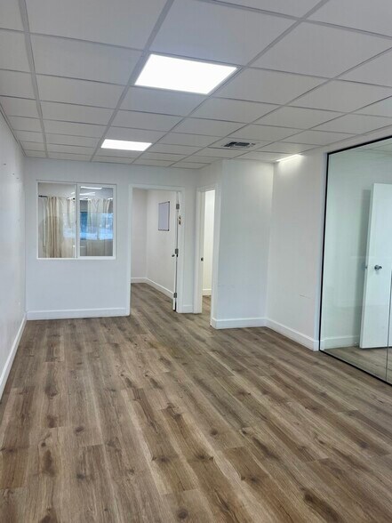 More Photos Of 14530 Hamlin St, Van Nuys Loft Creative Space For Lease