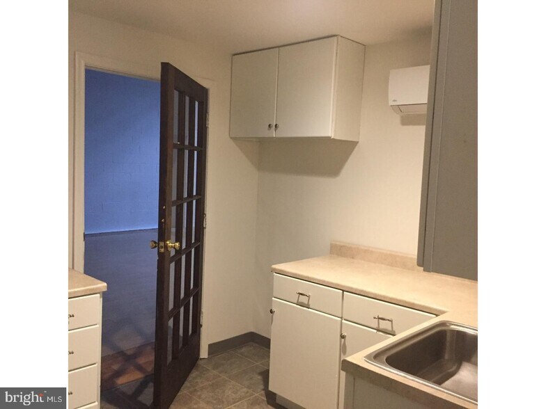 More Photos Of 86 Tomlinson Rd, Huntingdon Valley Light Distribution For Lease
