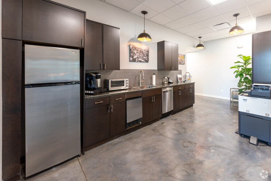 More Photos Of 17108 Mack Ave, Grosse Pointe Office For Lease