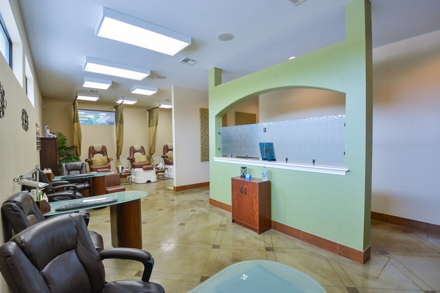 More Photos Of 2320 Airport Rd, Temple Storefront Retail Office For Lease