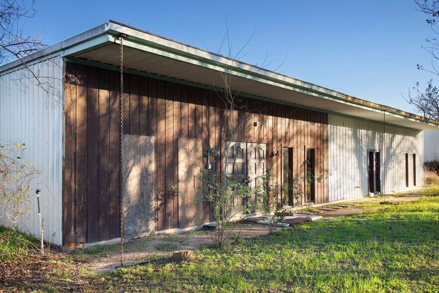 More Photos Of 909 Fisher St, Houston Warehouse For Sale