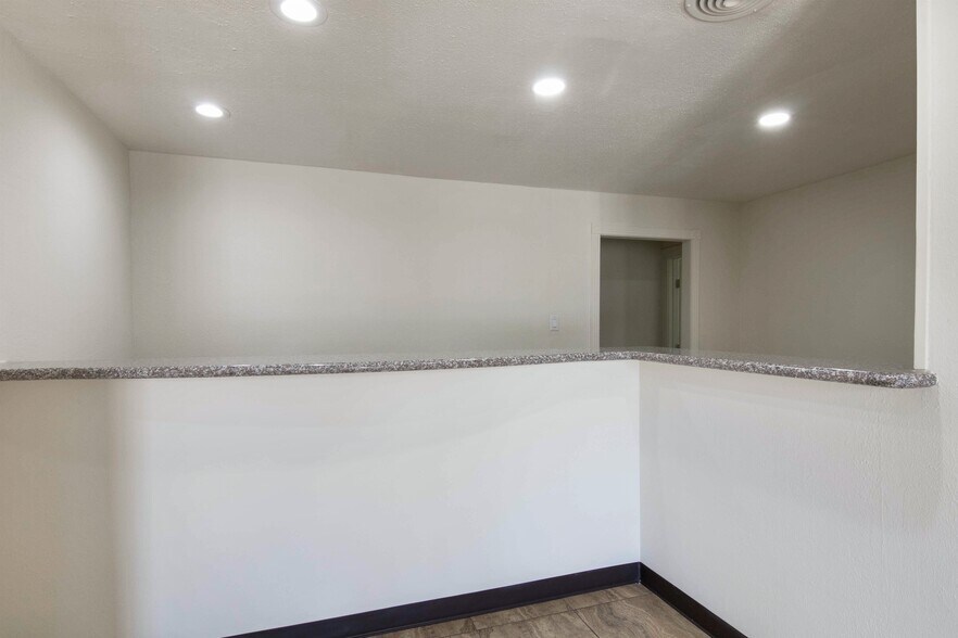 More Photos Of 825 Fairmont Pkwy, Pasadena Office For Sale