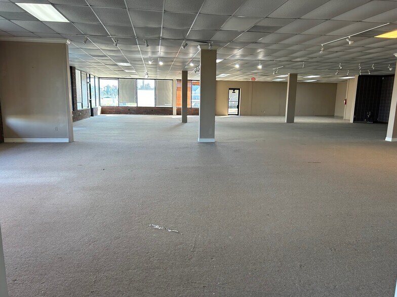 More Photos Of 60 Macarthur Dr, Alexandria Freestanding For Lease