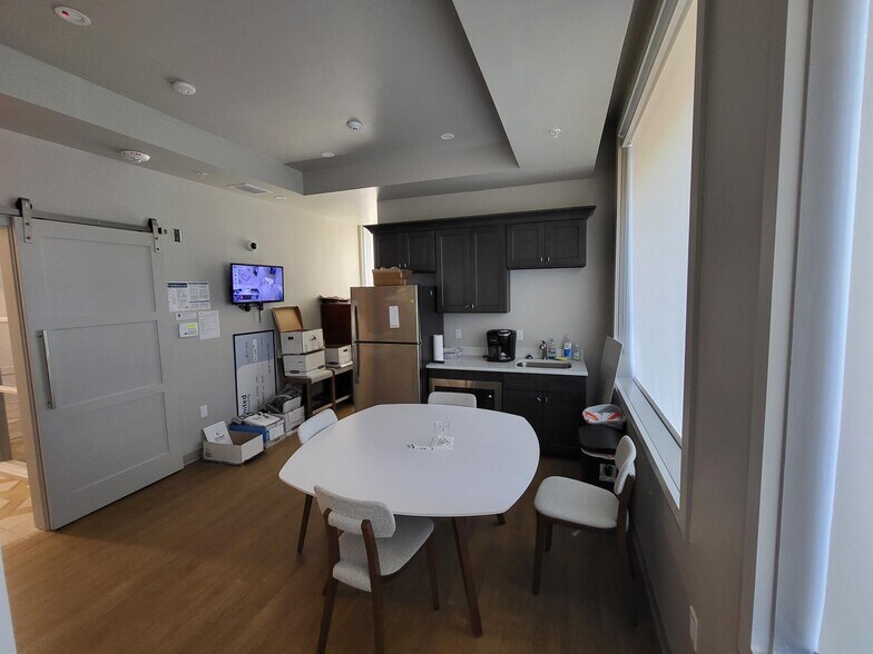 More Photos Of 3200 Tamiami Trl N, Naples Storefront Retail Office For Lease