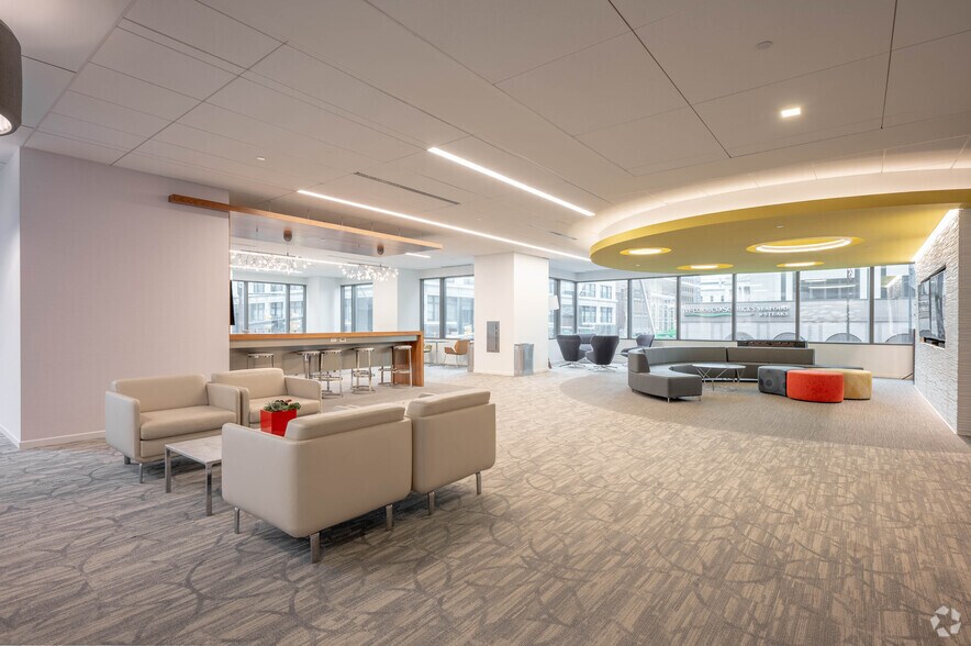 More Photos Of 10 W Market St, Indianapolis Office For Lease