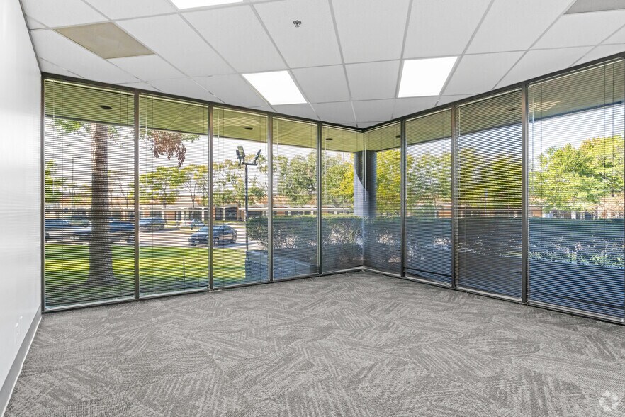 More Photos Of 10795 Hammerly Blvd, Houston Warehouse For Lease