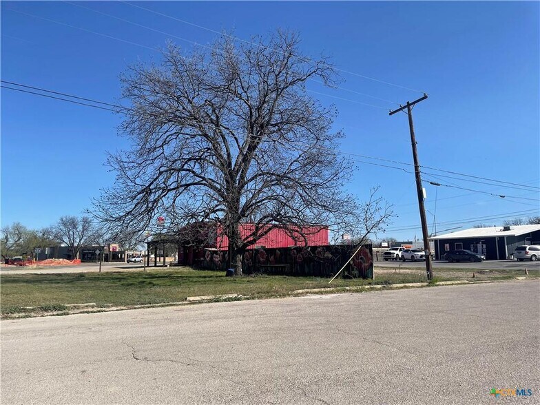 More Photos Of 107 10th St, Lampasas General Retail For Sale