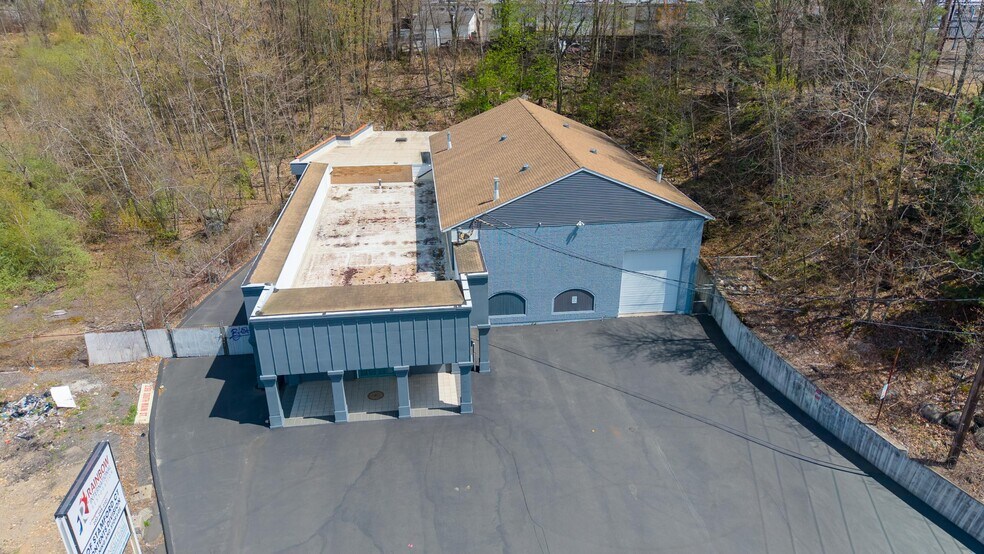 More Photos Of 2391 S Main St, Waterbury Showroom For Sale