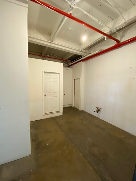 More Photos Of 18 Bay St, Brooklyn Light Manufacturing For Lease